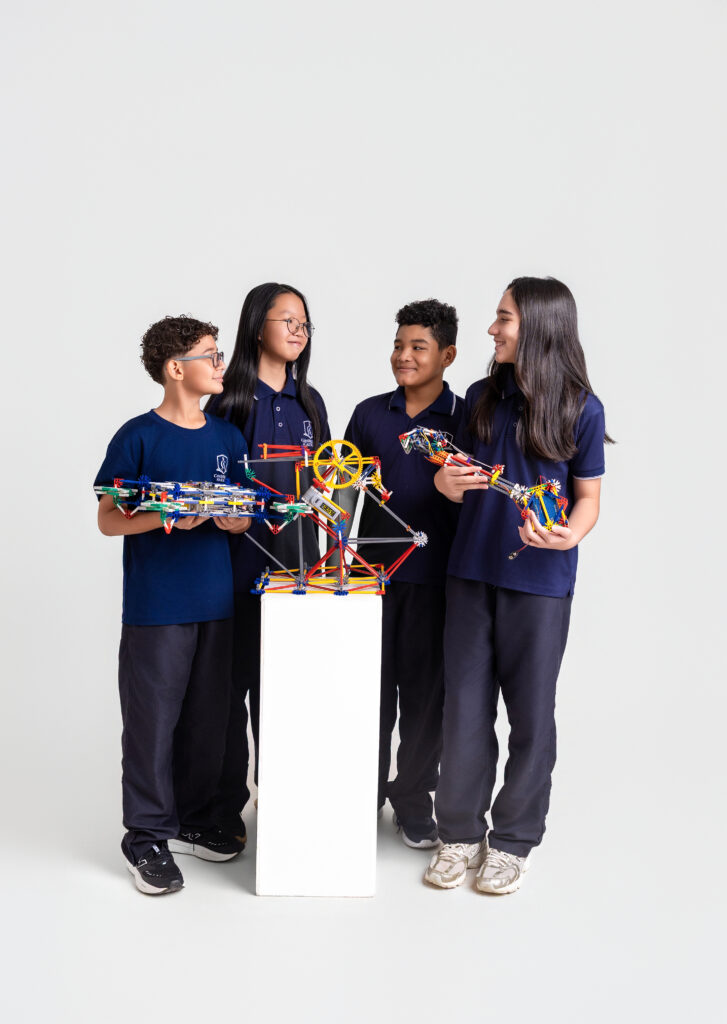 Estudiantes del club de robótica Maker Bulls con su proyecto