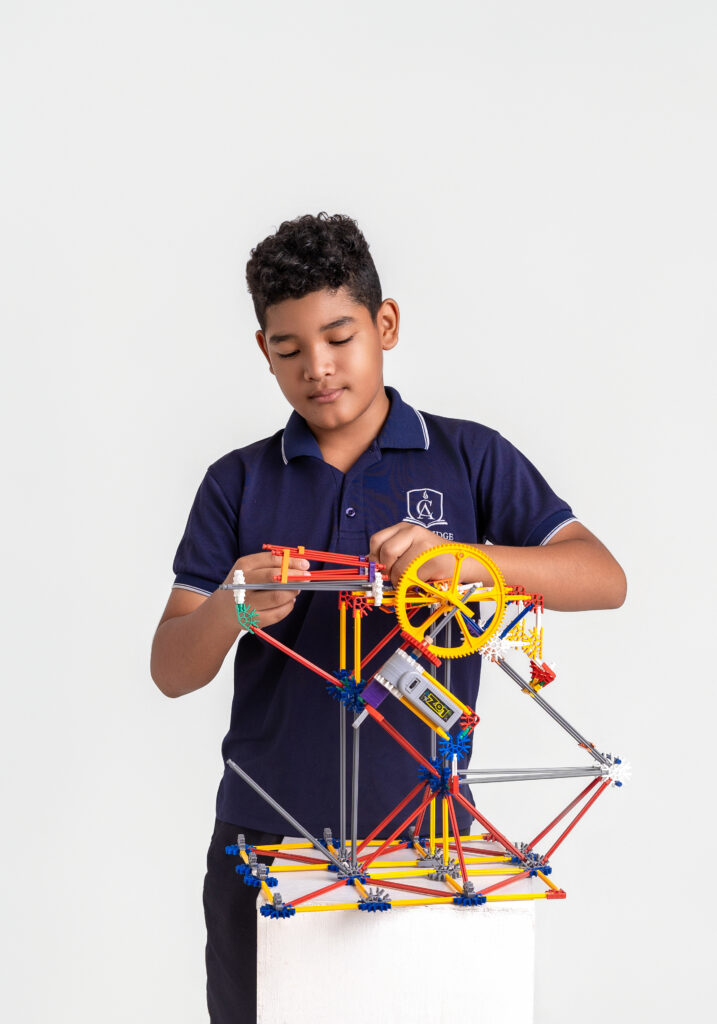 Estudiante de Cambridge Academy armando un proyecto de robótica