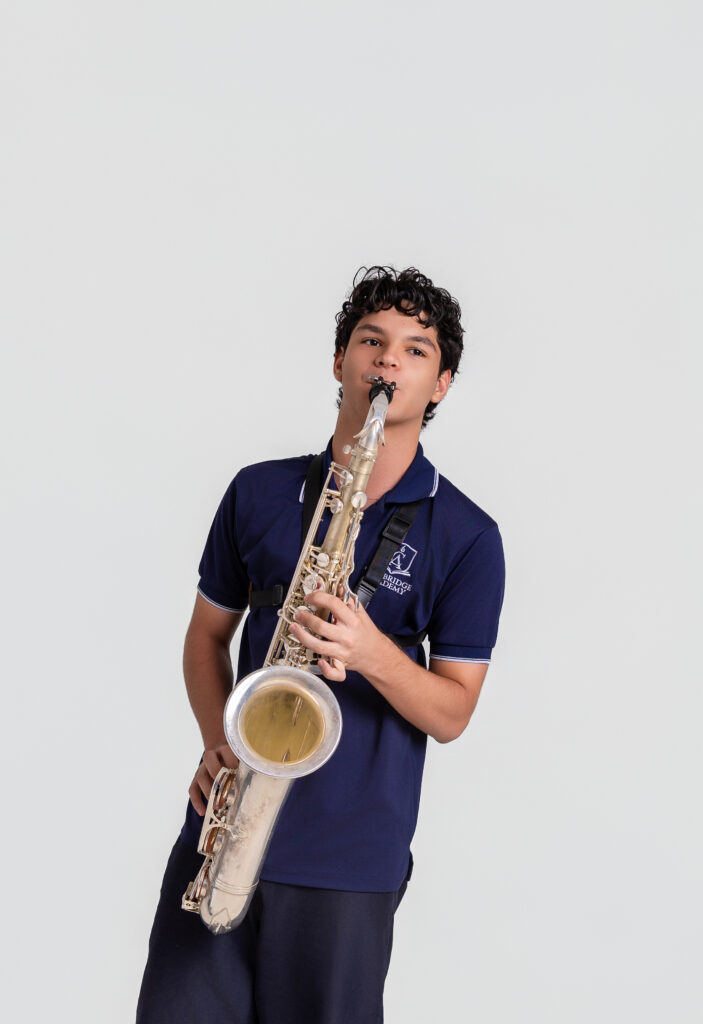 Estudiante de la Cambridge Band tocando el saxofón