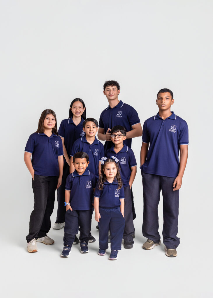 Estudiantes de Cambridge Academy de distintos niveles con su uniforme