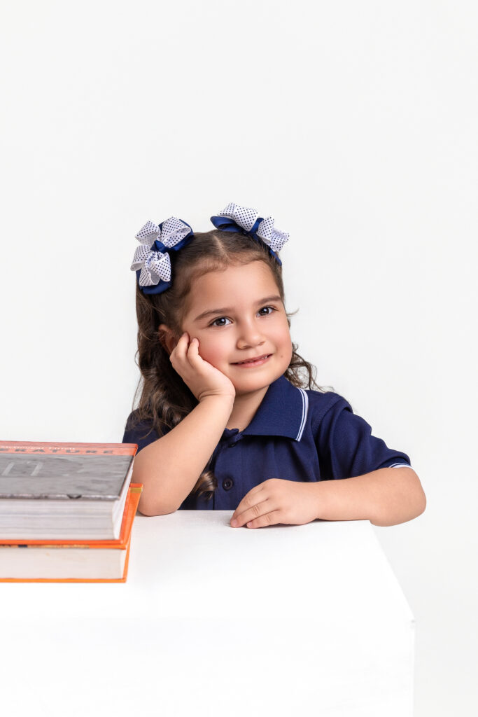 Estudiante de preescolar de Cambridge Academy sonriendo