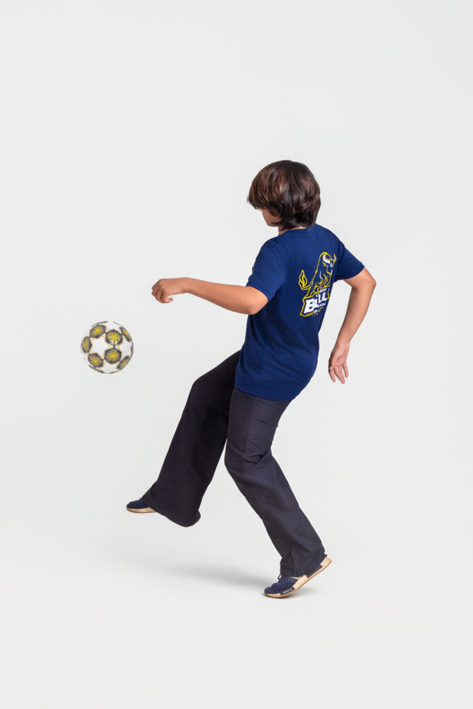 Estudiante de Cambridge Bulls jugando fútbol